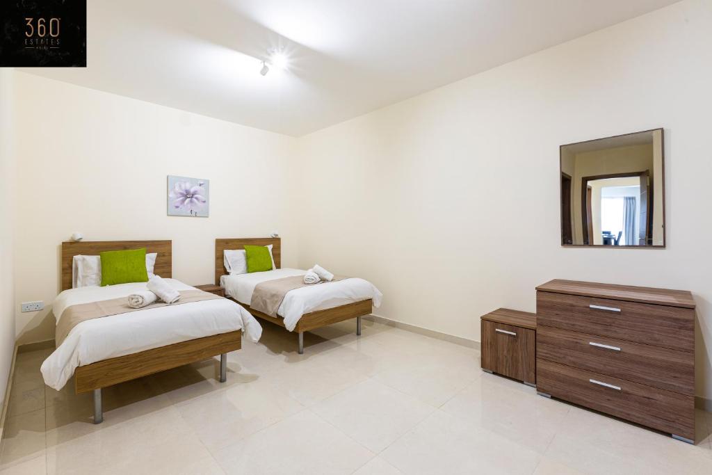 Postel nebo postele na pokoji v ubytování Serene 2BR Apartment with Picturesque Views by 360 Estates
