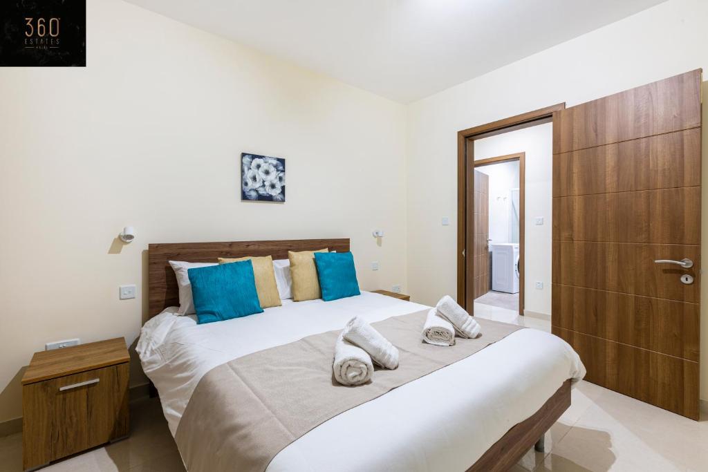 Postel nebo postele na pokoji v ubytování Serene 2BR Apartment with Picturesque Views by 360 Estates