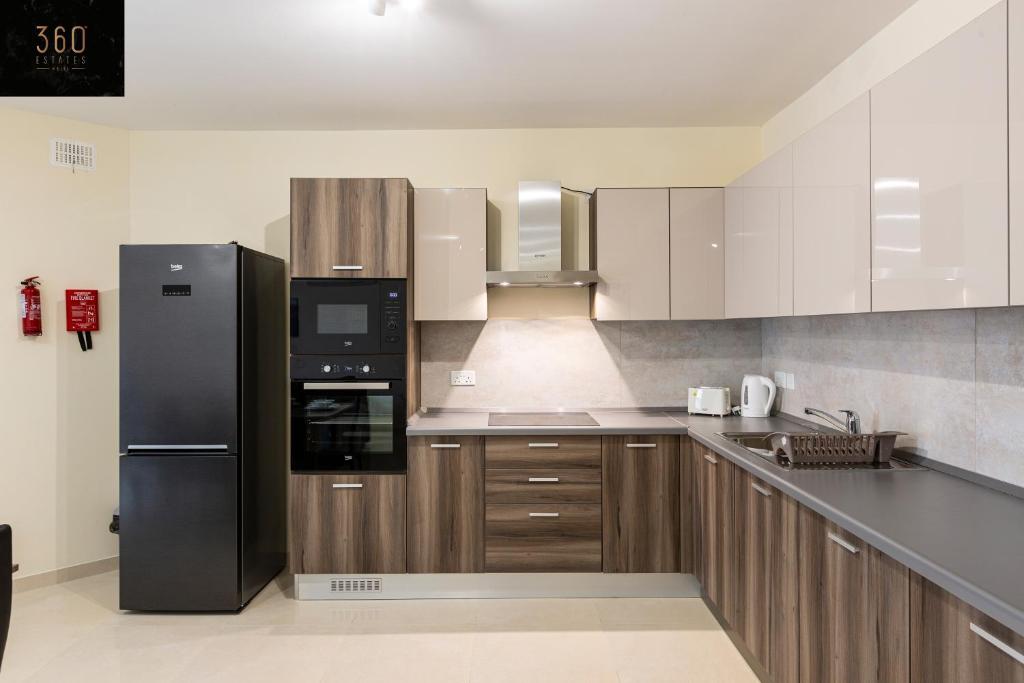 Kuchyň nebo kuchyňský kout v ubytování Serene 2BR Apartment with Picturesque Views by 360 Estates