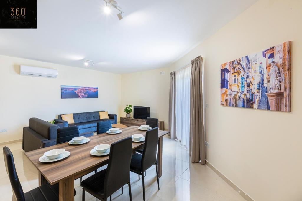 Posezení v ubytování Serene 2BR Apartment with Picturesque Views by 360 Estates