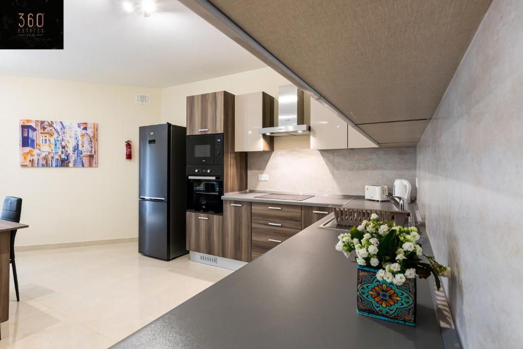 Kuchyň nebo kuchyňský kout v ubytování Serene 2BR Apartment with Picturesque Views by 360 Estates