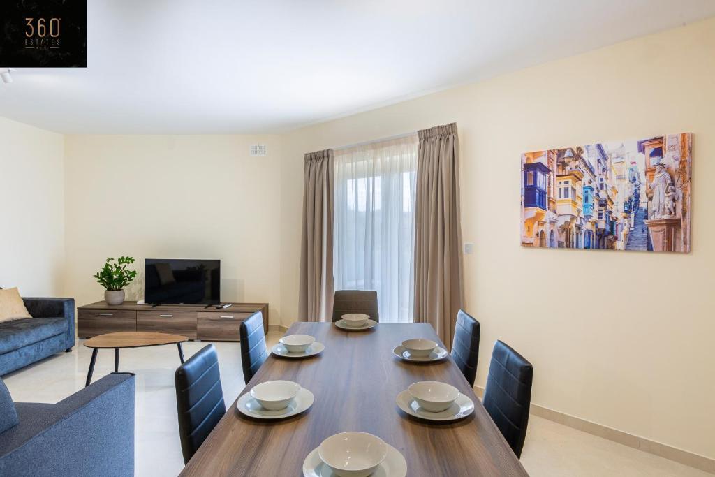 Posezení v ubytování Serene 2BR Apartment with Picturesque Views by 360 Estates