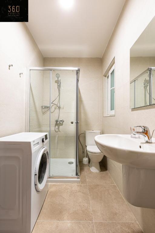 Koupelna v ubytování Serene 2BR Apartment with Picturesque Views by 360 Estates
