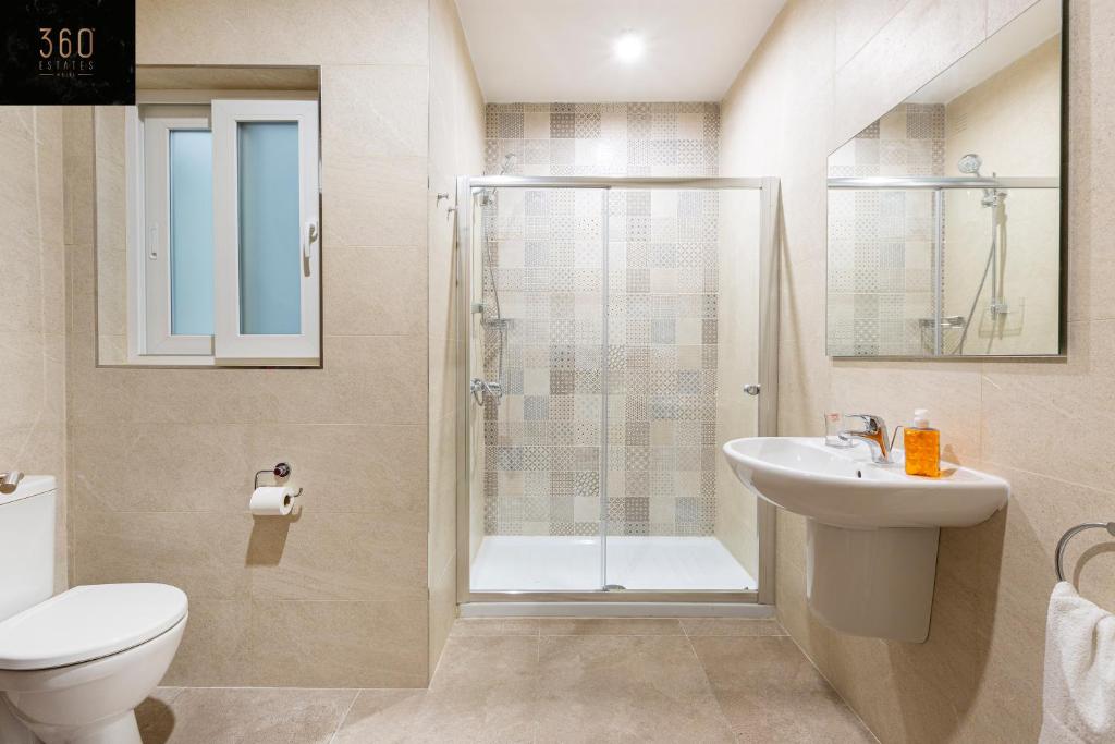 Koupelna v ubytování Serene 2BR Apartment with Picturesque Views by 360 Estates