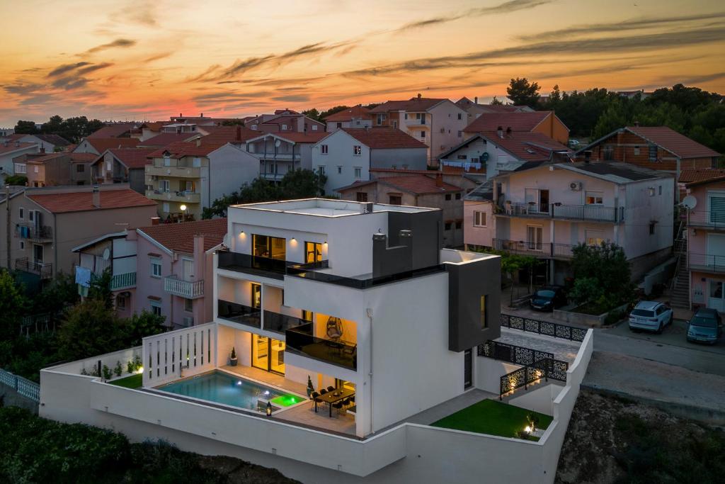 dom z widokiem na miasto o zachodzie słońca w obiekcie Luxury Wellness & Spa Villa Depaja w mieście Zadar