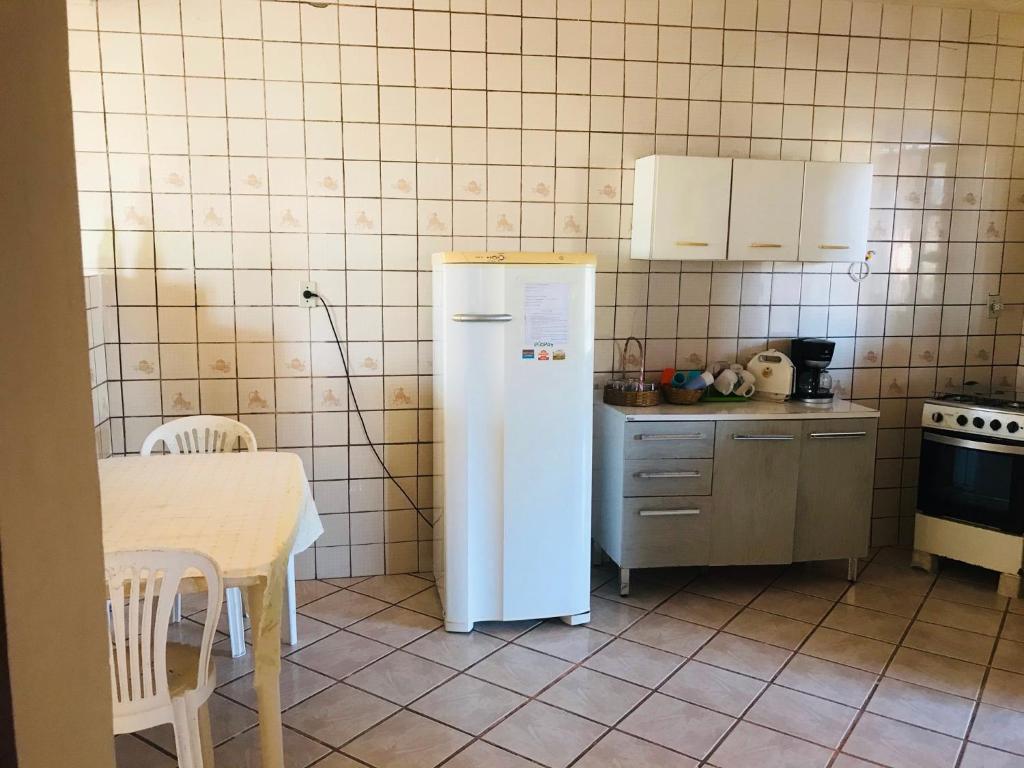 A kitchen or kitchenette at Jacaraipe ES -Lar de Praia casa temporada