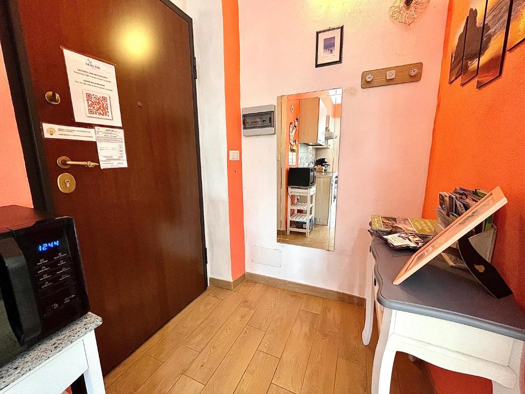a small room with a door and a kitchen at Cà del Vins - Studio Flat in La Spezia in La Spezia