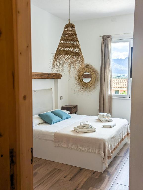 Postel nebo postele na pokoji v ubytování Arya Room Villasimius
