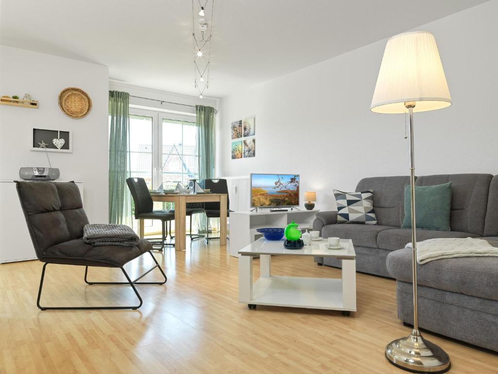 sala de estar con sofá y mesa en Haus Sonnenschein Sonnenwinkel, en Poel