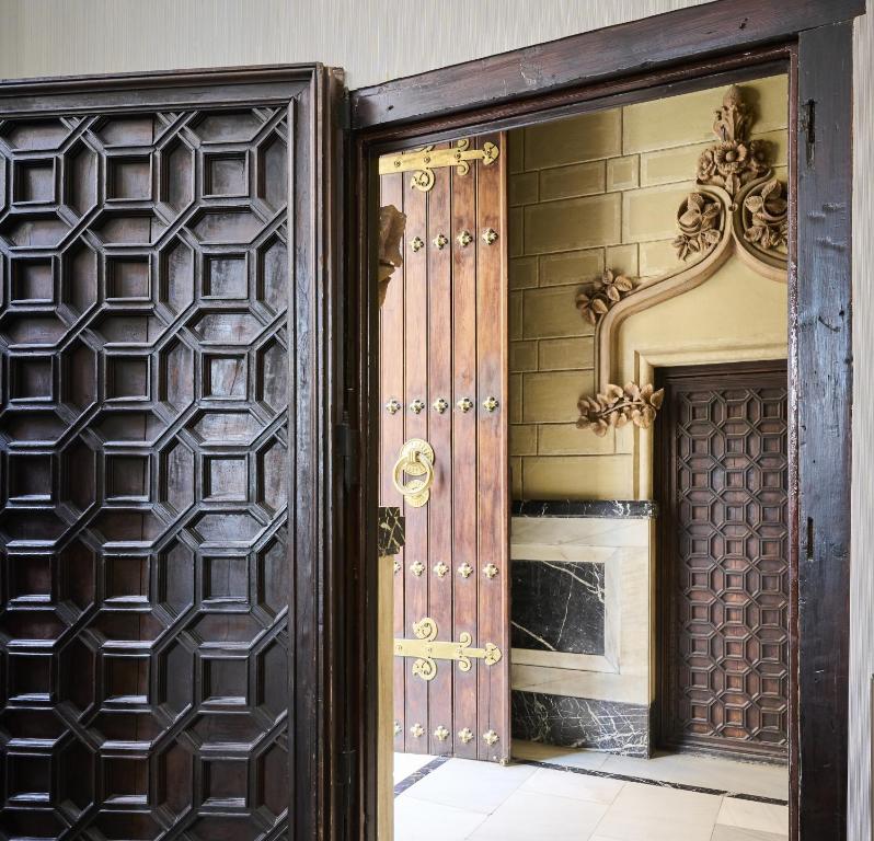 an entrance to a room with a wooden door at Catalonia El Pilar in Zaragoza