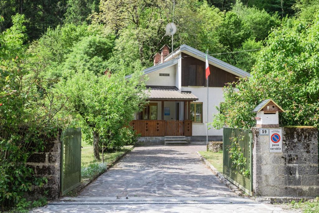 にあるLa Casa di Luisa, Un tuffo nel verde!の坂の上の家