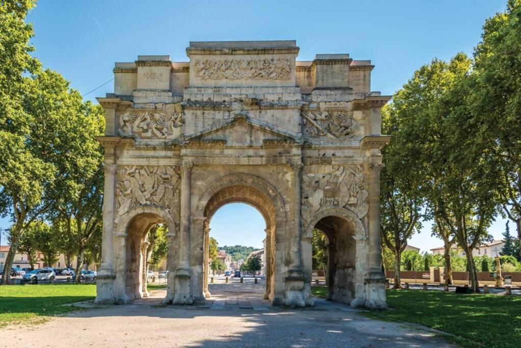 an archway in a park with trees at Cadre d&#39;exception in Orange