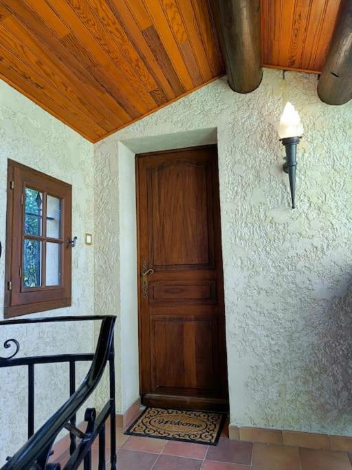 a hallway with a wooden door in a house at Cadre d&#39;exception in Orange