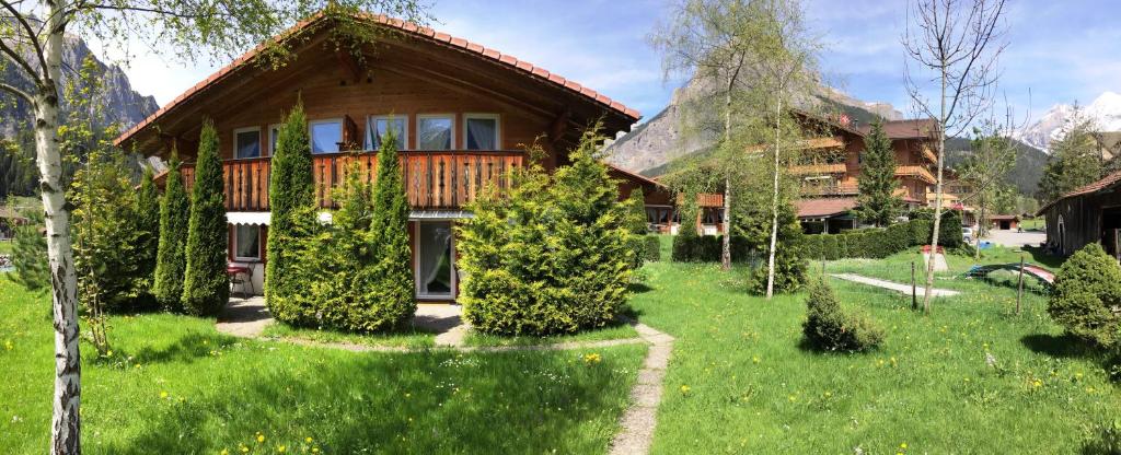 uma casa com um jardim em frente em Alpen Chalet em Kandersteg