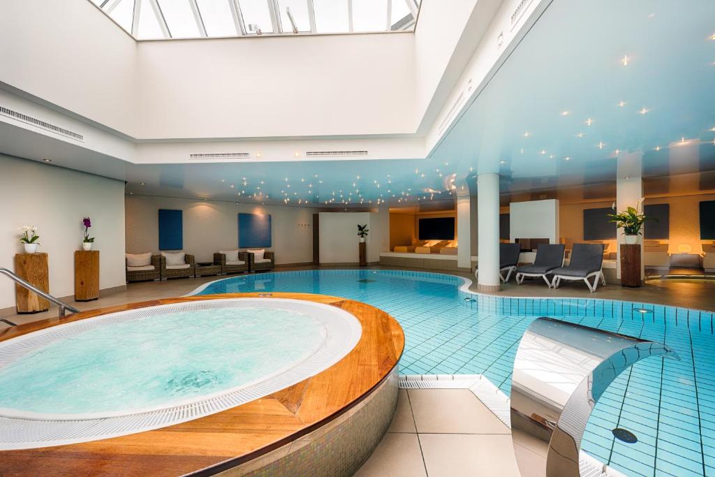 Bazén v ubytování Welcome Hotel Bad Arolsen nebo v jeho okolí