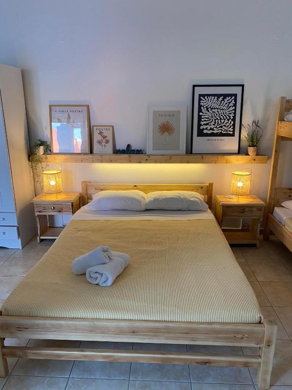 Postel nebo postele na pokoji v ubytování Aithrio Hotel