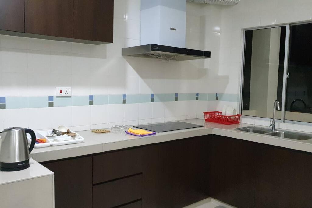 Kuchyň nebo kuchyňský kout v ubytování 2. Luxury Kristal Condo 2 丹绒亚路高級市中心住宅