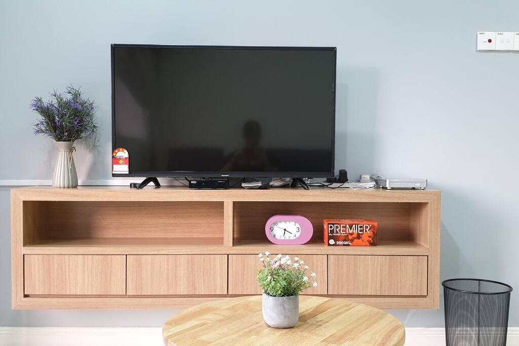 TV a/nebo společenská místnost v ubytování 2. Luxury Kristal Condo 2 丹绒亚路高級市中心住宅