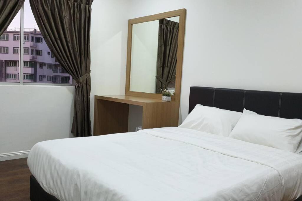 Postel nebo postele na pokoji v ubytování 2. Luxury Kristal Condo 2 丹绒亚路高級市中心住宅