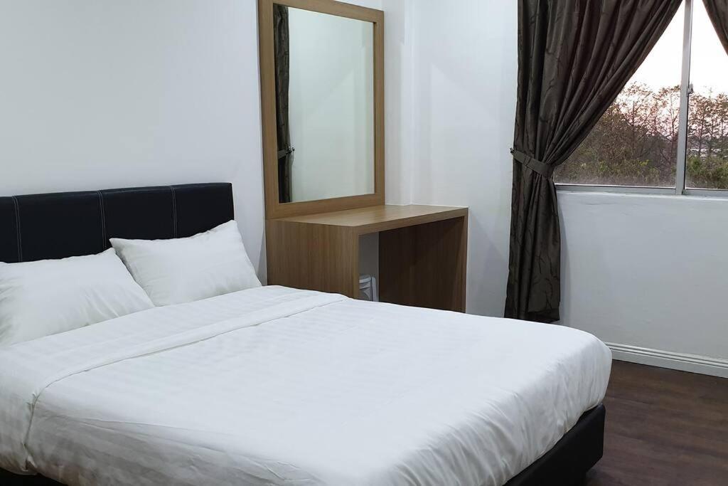 Postel nebo postele na pokoji v ubytování 2. Luxury Kristal Condo 2 丹绒亚路高級市中心住宅