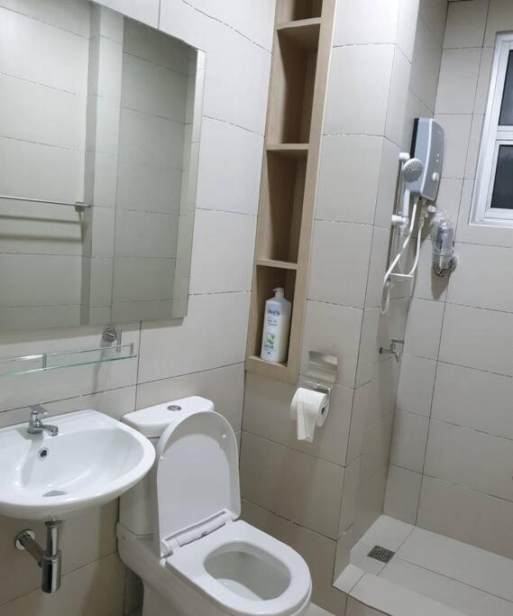 Koupelna v ubytování 2. Luxury Kristal Condo 2 丹绒亚路高級市中心住宅