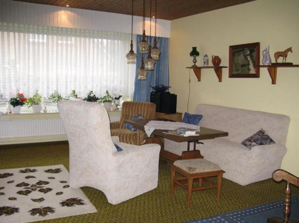 uma sala de estar com duas cadeiras e uma mesa em Ferienhaus Ockholm em Ockholm