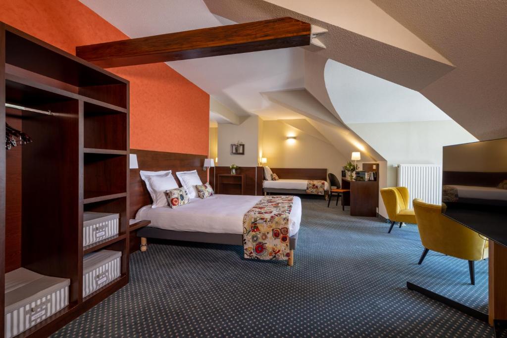 Postel nebo postele na pokoji v ubytování Hôtel Val-Vignes Colmar Haut-Koenigsbourg, The Originals Relais