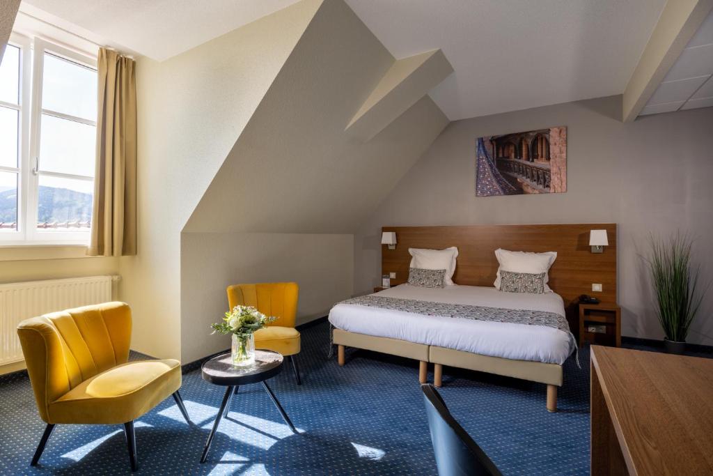 Postel nebo postele na pokoji v ubytování Hôtel Val-Vignes Colmar Haut-Koenigsbourg, The Originals Relais
