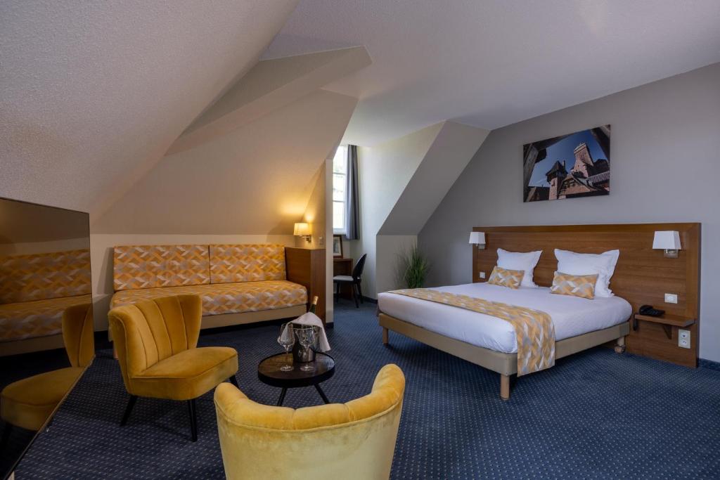Postel nebo postele na pokoji v ubytování Hôtel Val-Vignes Colmar Haut-Koenigsbourg, The Originals Relais