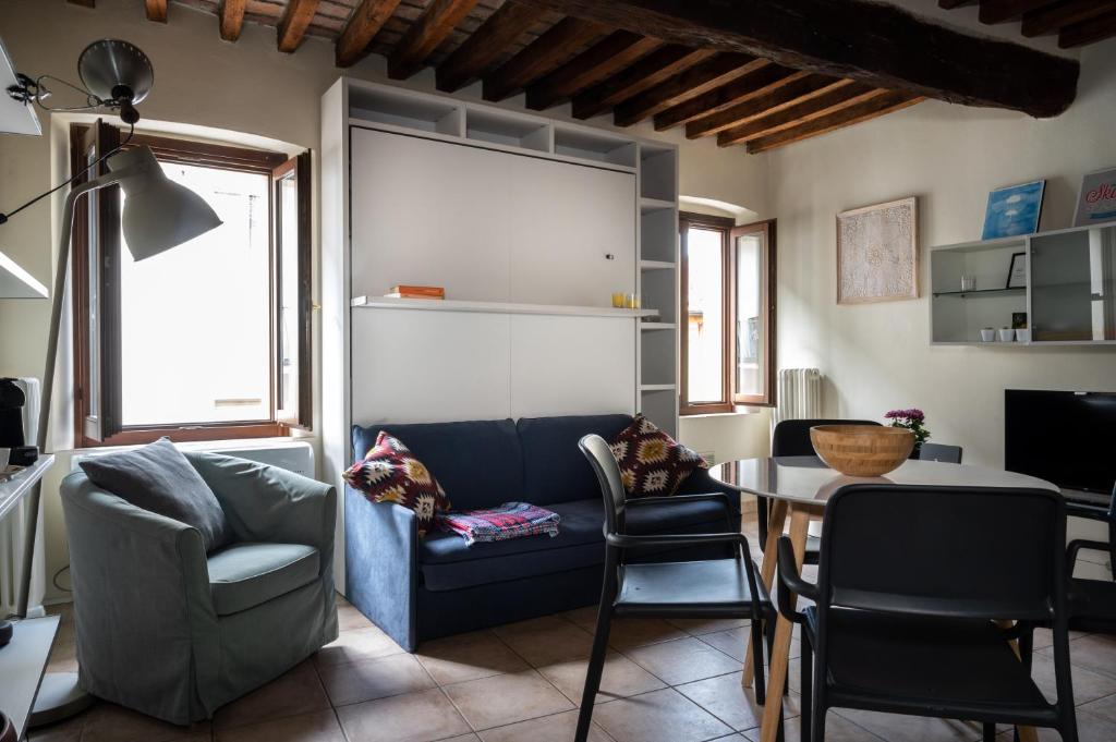 ein Wohnzimmer mit einem Sofa und einem Tisch in der Unterkunft A due passi della casa natale del Maestro Toscanini in Parma