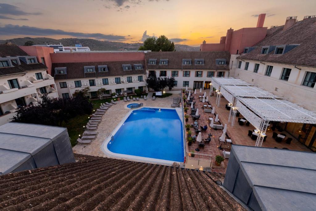 una vista aérea de una piscina en un edificio en Hotel Antequera Hills, en Antequera