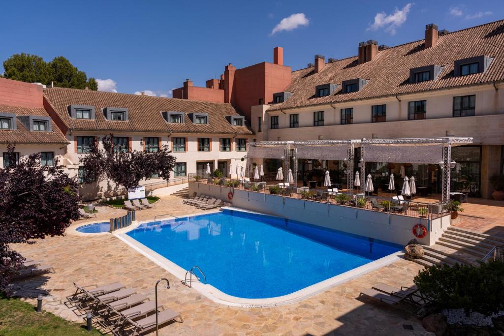 een groot zwembad voor een gebouw bij Hotel Antequera Hills in Antequera