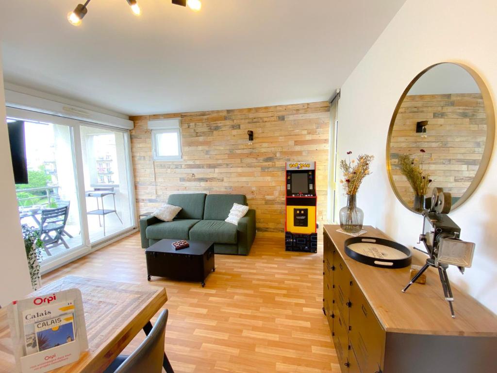 un salon avec un canapé et une table dans l'établissement L'Arcade, à Calais