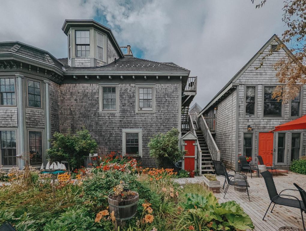 una casa con un jardín delante de ella en The Cooper's Inn, en Shelburne