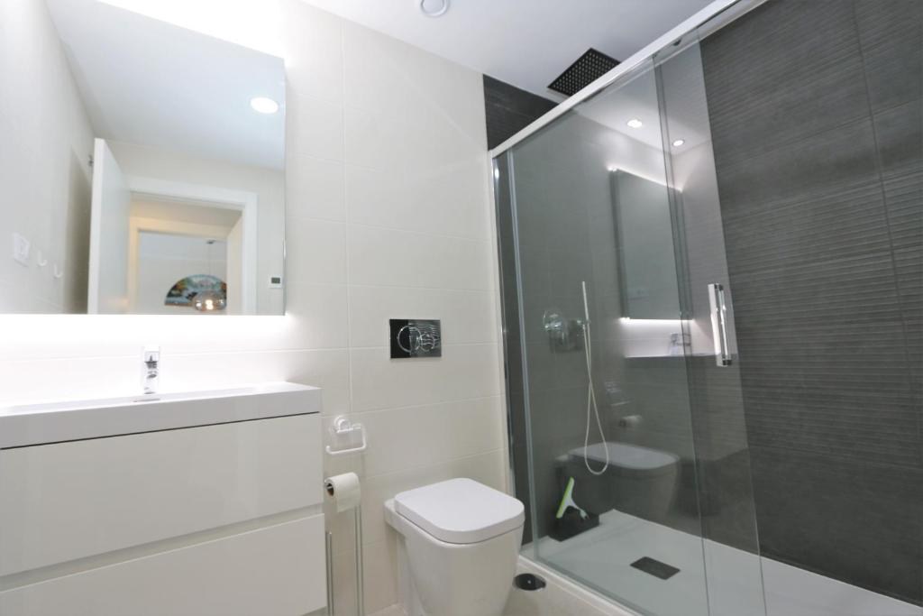 Koupelna v ubytování Luxurious apartment in Flamenca Village with pool view VDE-095