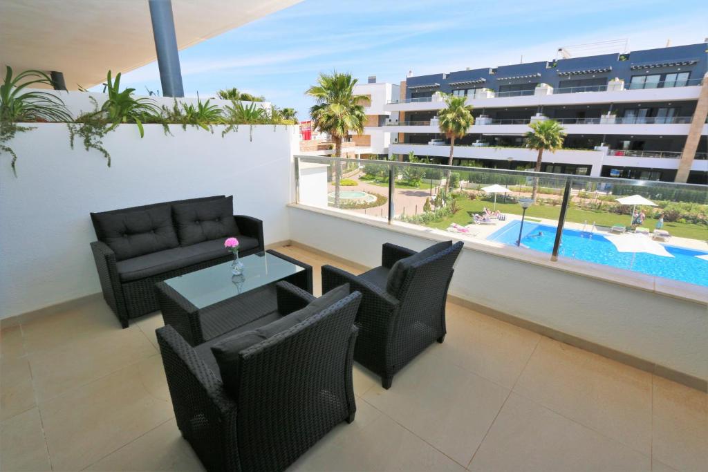 Bazén v ubytování Luxurious apartment in Flamenca Village with pool view VDE-095 nebo v jeho okolí