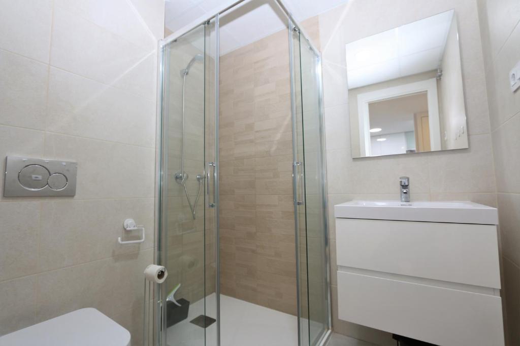 Koupelna v ubytování Luxurious apartment in Flamenca Village with pool view VDE-095