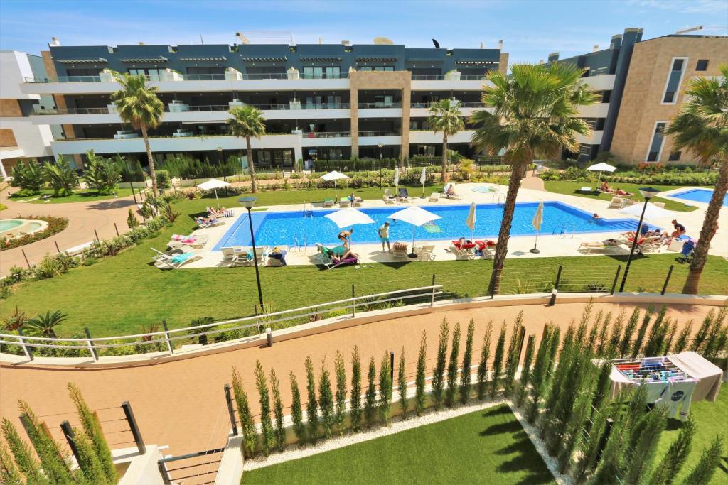 Bazén v ubytování Luxurious apartment in Flamenca Village with pool view VDE-095 nebo v jeho okolí