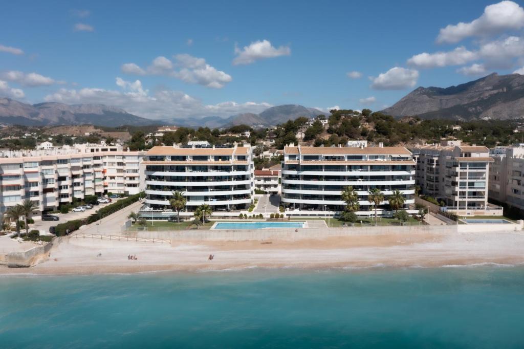 an aerial view of a beach and buildings at Apartamentos Calpestabili in Altea