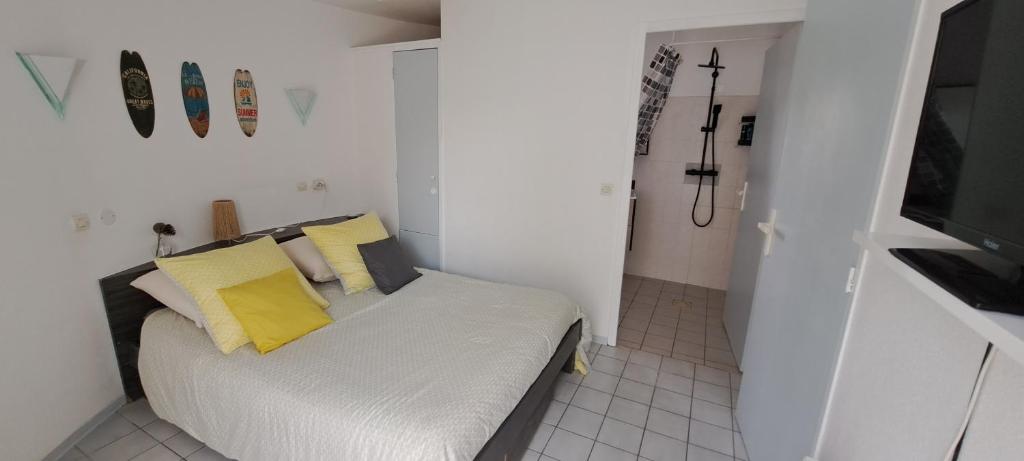 Ένα ή περισσότερα κρεβάτια σε δωμάτιο στο 5 min voiture village de Noël joli mas de pêcheurs rénové classé 4 étoiles 8 couchages