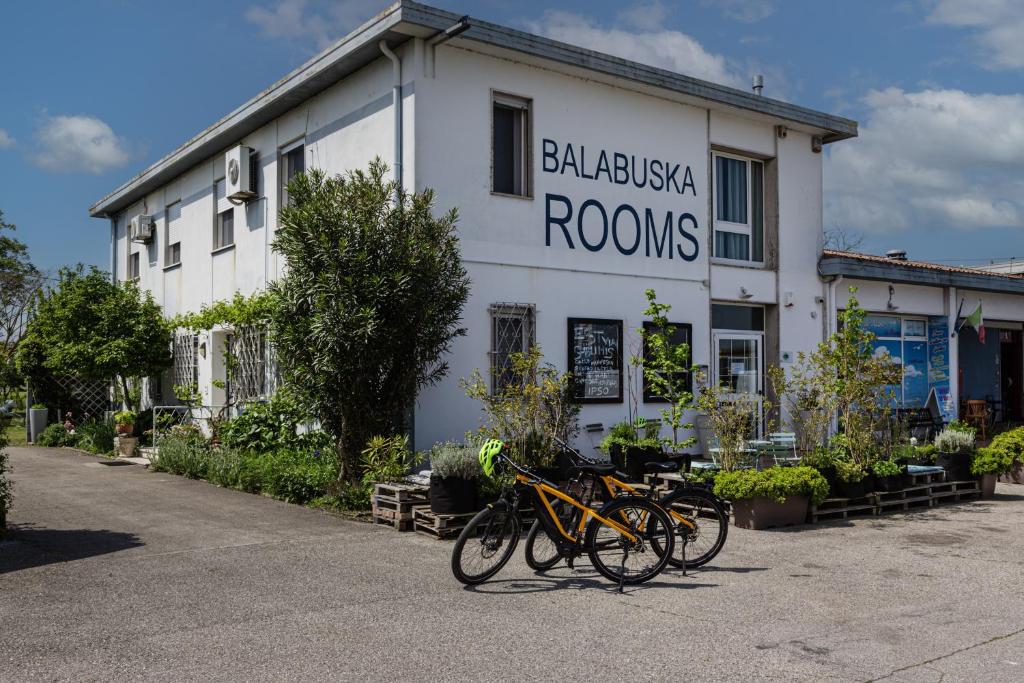a group of bikes parked in front of a building at Balabuska Rooms in Codevigo