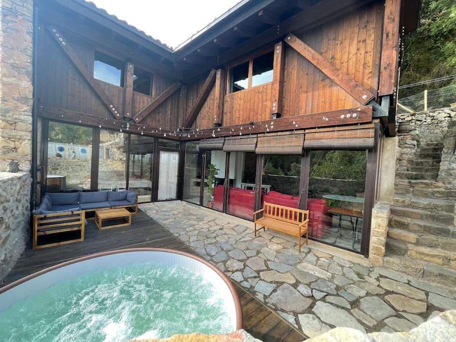 ein Haus mit einem Pool und einer Terrasse in der Unterkunft La Morada de Creta in Aren
