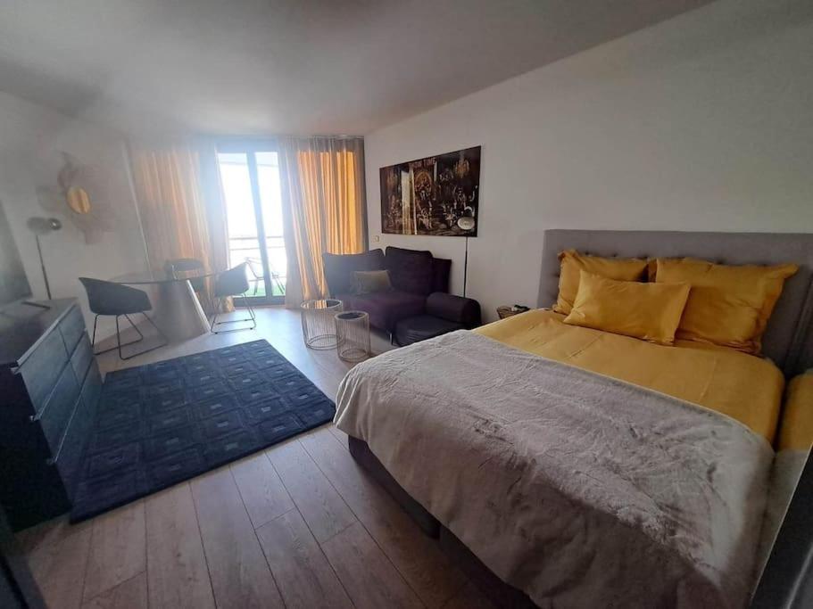 een slaapkamer met een bed en een woonkamer bij Studio im Herzen von Monte Carlo in Monte Carlo