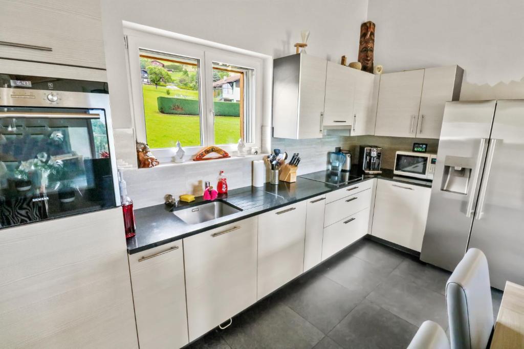 Kuchyň nebo kuchyňský kout v ubytování Logement avec vue sur la plaine