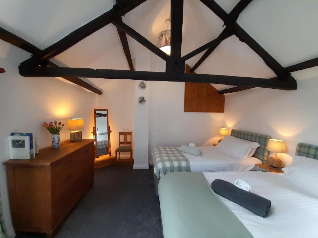 een slaapkamer met 2 bedden en een dressoir en een kamer bij Vavasour in York