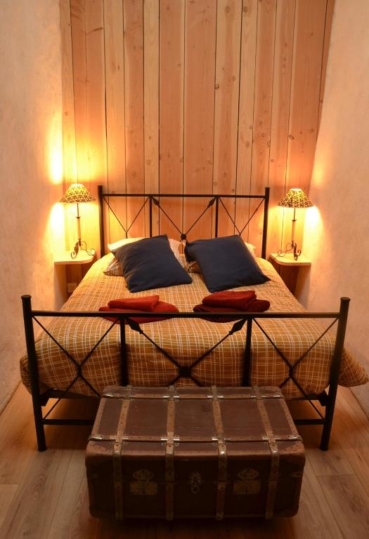 a bedroom with a bed with two lamps and a trunk at Gîte &#39;An Kay Ou&#39; - Le Grand Barry in Pontaix