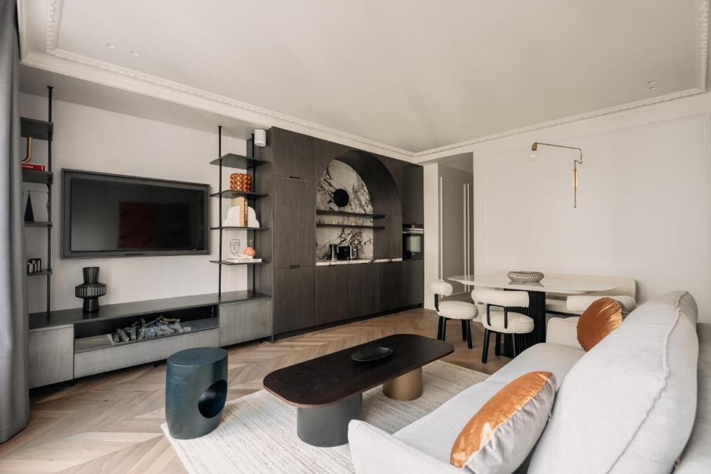 - un salon avec un canapé blanc et une table dans l'établissement HIGHSTAY - Luxury Serviced Apartments - Centre Pompidou Museum, à Paris