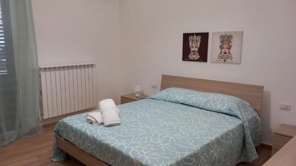 sypialnia z łóżkiem z zieloną kołdrą w obiekcie CASA MARIANNA w mieście Partinico