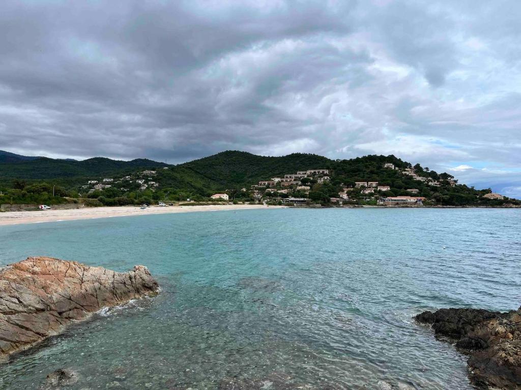una vista di una spiaggia con case su una collina di Jolie T2 bord de mer corse du sud a Conca