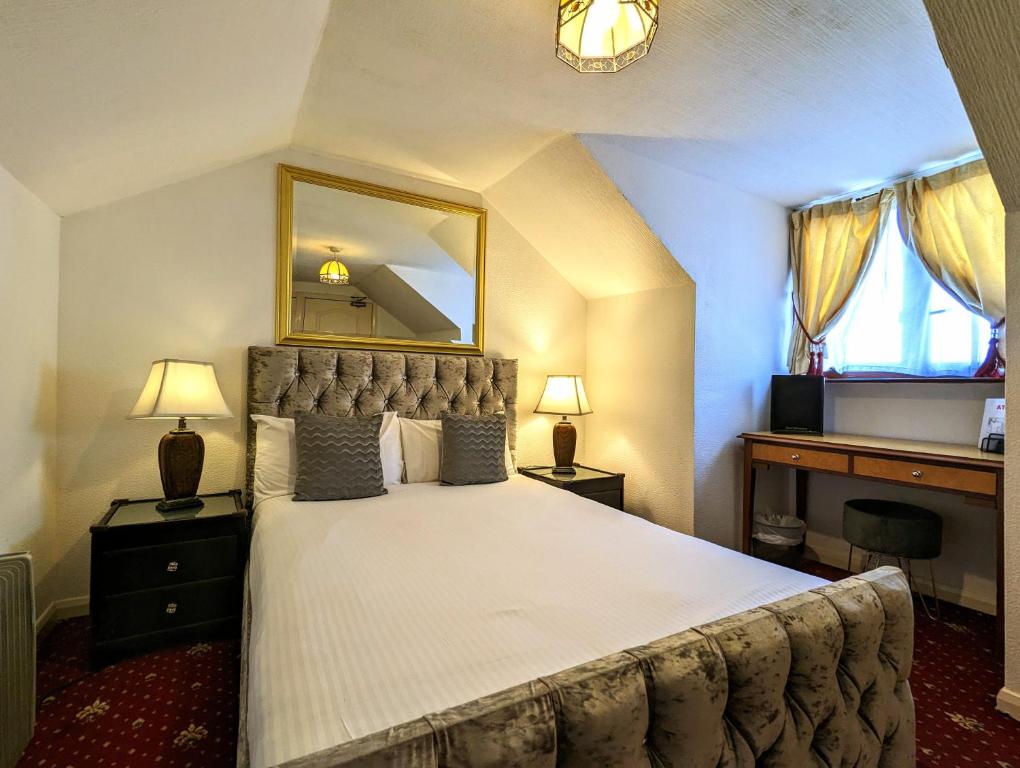 Brookside Hotel & Residents Bar , Cozy lounge areas & Terrace ,Suitable for Solo Travelers Couples Educational Groups Families & Contractors welcome - アティックダブル/ツイン